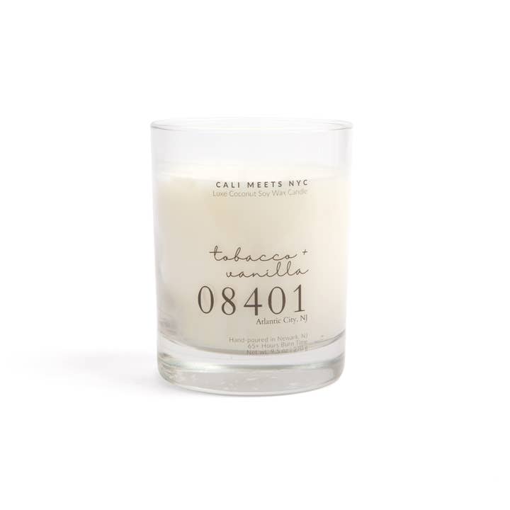 08401, Tobacco Blossoms + Creamy Vanilla Coconut Candela di soia per la vendita all'ingrosso da parte di Cali Meets NYC