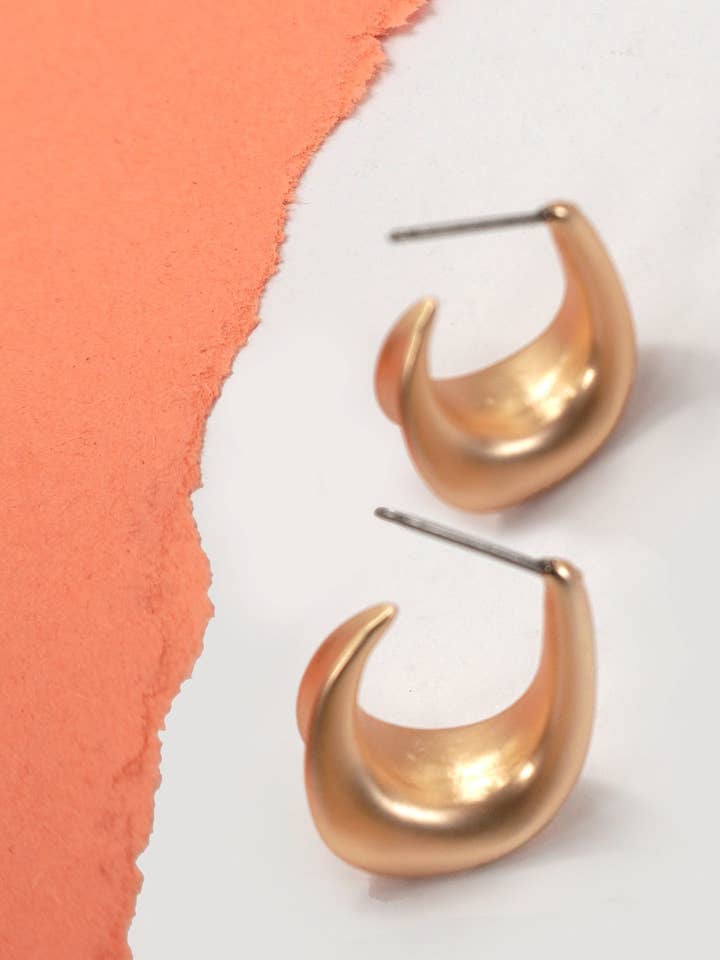 UPSCALE MATTE GOLD OVAL HUGGIE HOOP EARRINGS | 80E6559 for wholesale by JOSSLYN by wall to wall