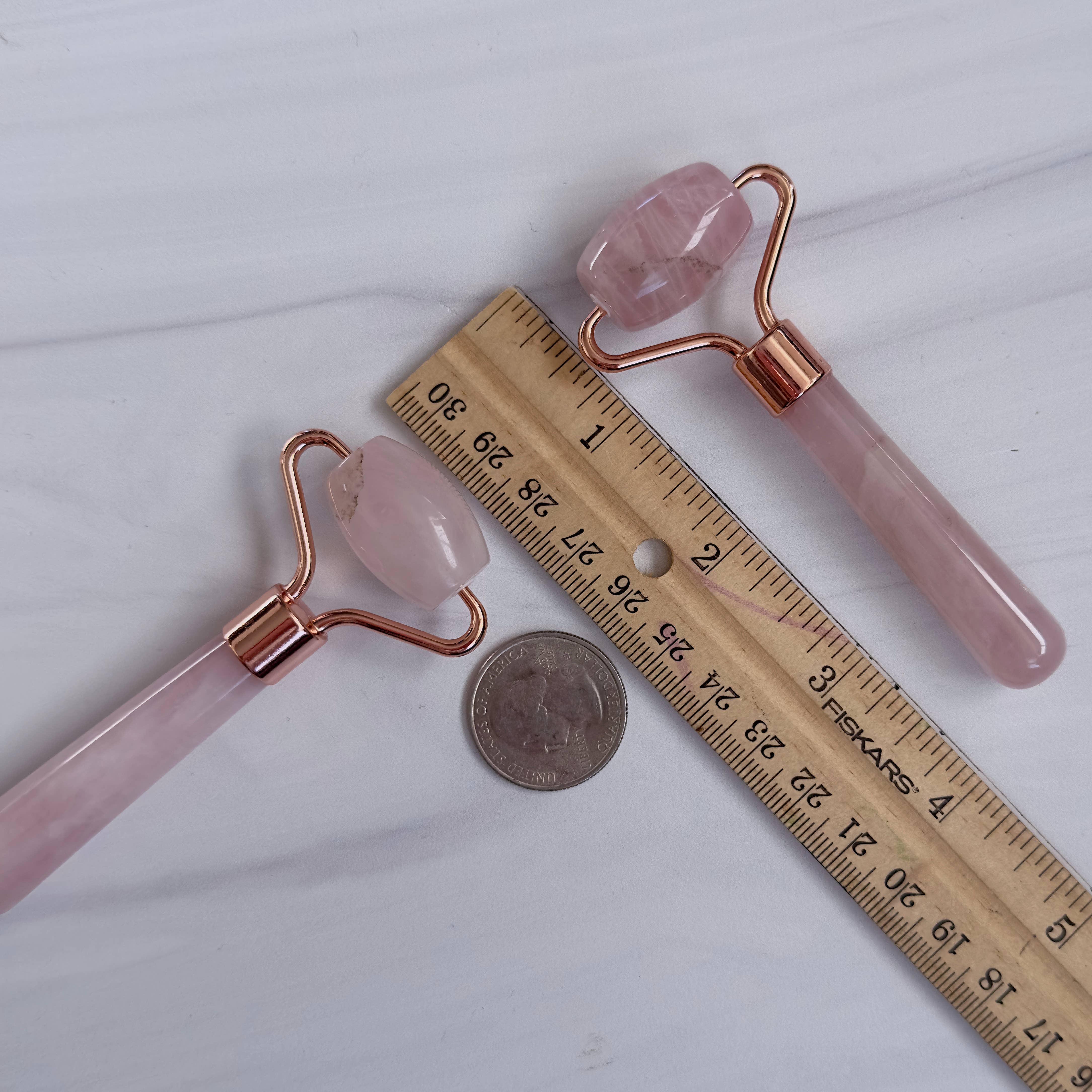 Pebble House - Venta al por mayor Rodillos de belleza/faciales - Rodillo facial mini de cuarzo rosa - Cristales y piedras3