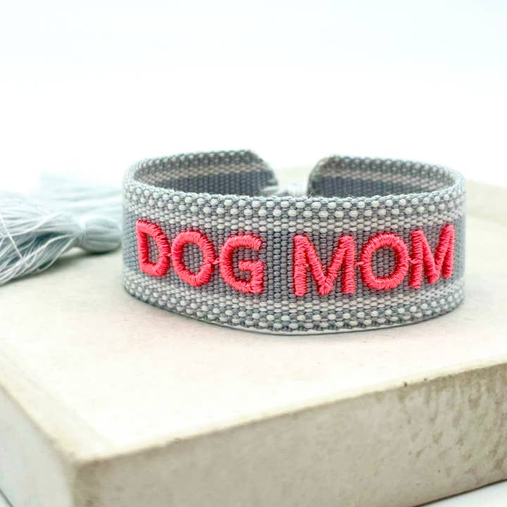 Parsley & Pepper – Großhandel Gewebtes/geflochtenes Armband – DOG MOM Statement Armband gewebt, bestickt
