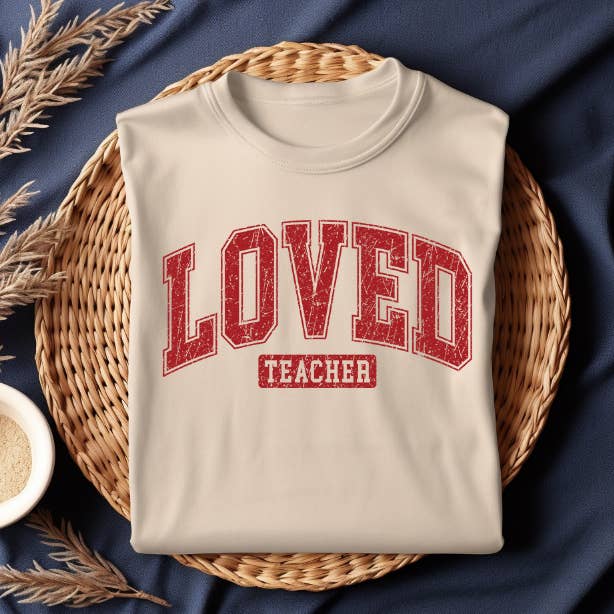 T-shirt graphique Loved Teacher pour la vente par Stay Wild Gifts