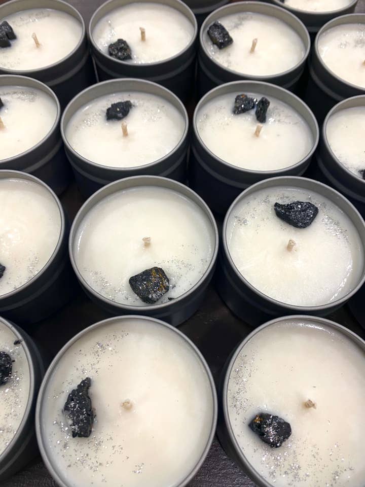 Bougie de protection en tourmaline noire - Contenant en étain pour la vente par Sapphire & Sage