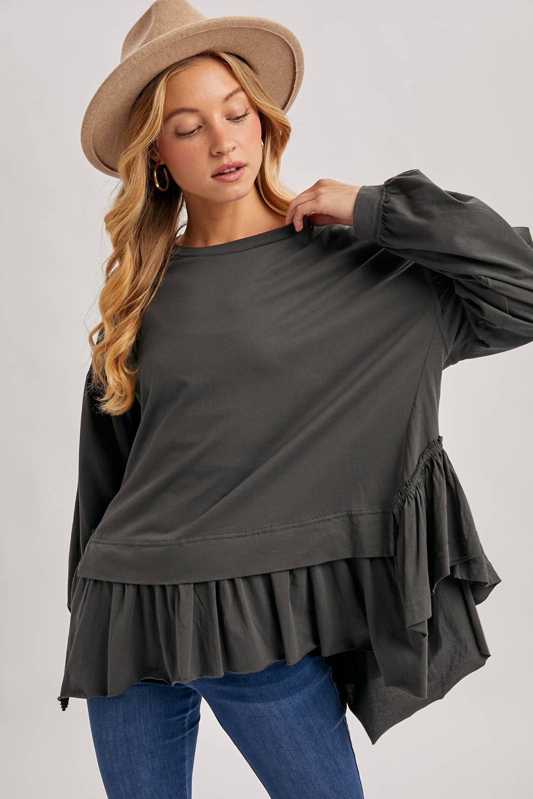 Bluivy – Großhandel Strickoberteil – Damen – ÜBERGROßES STRICKOBERTEIL MIT GERÜSCHTEM PEPLUM-SAUM5