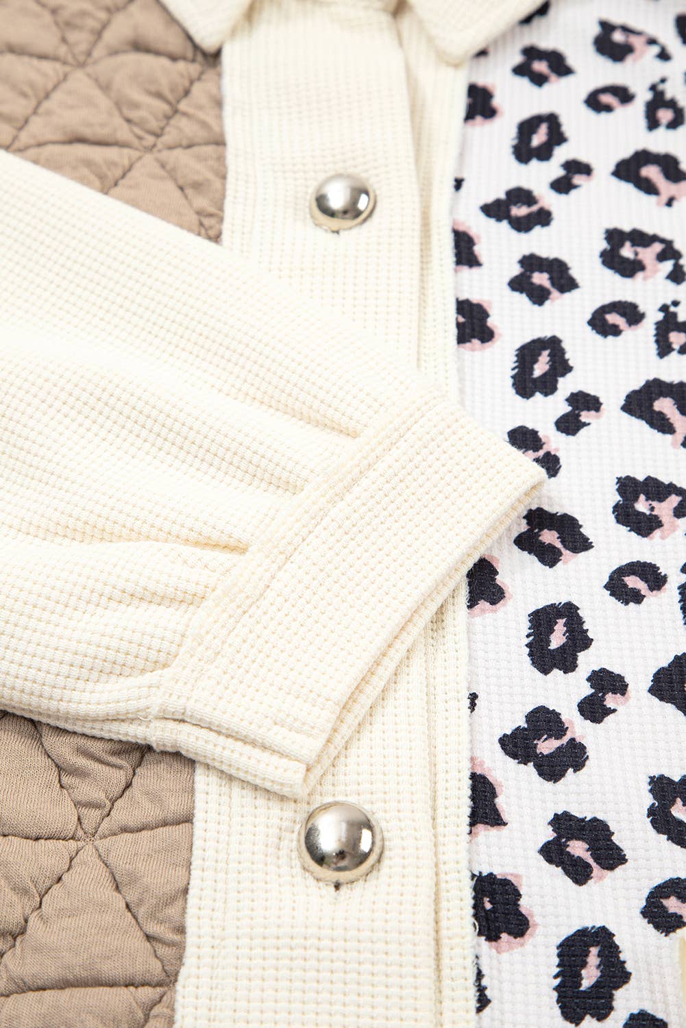 Kaki Veste matelassée patchwork en tissu gaufré léopard en vente sur Faire8