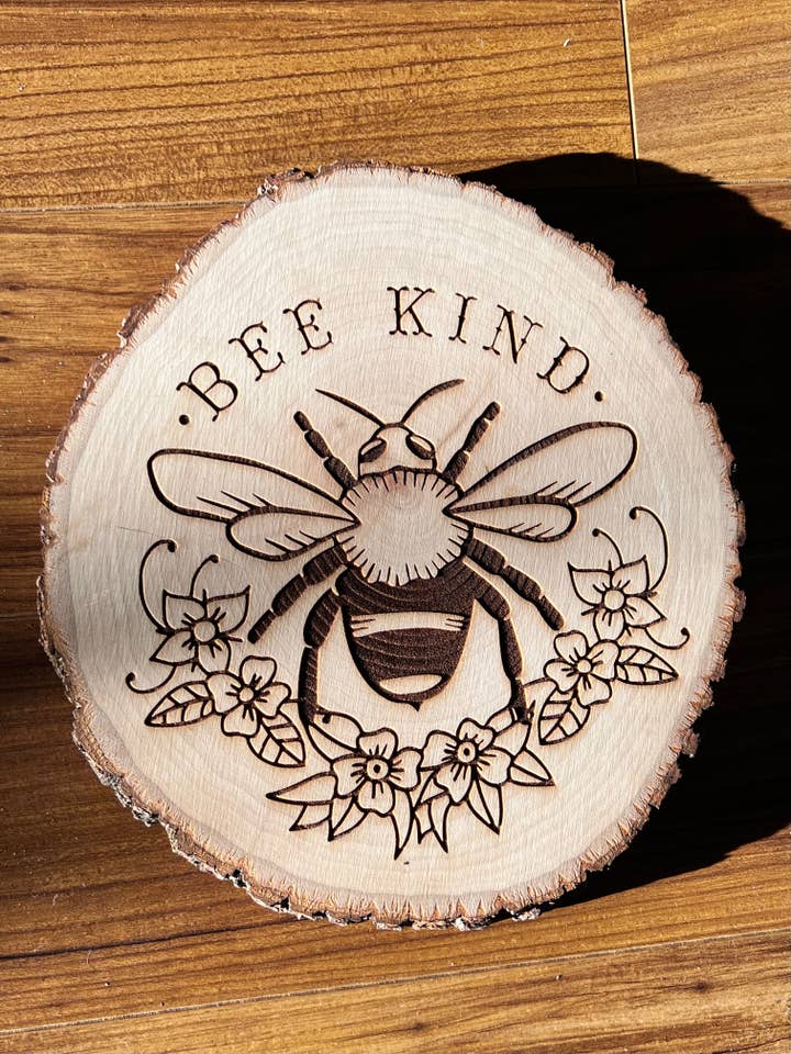 Art mural "Bee Kind", gravé sur bois pour la vente par Lexo Creations
