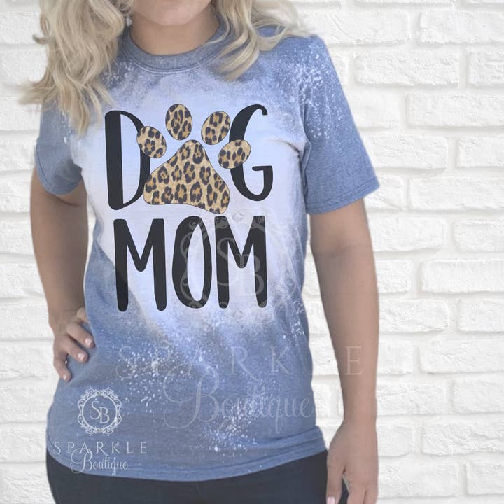 Chemise blanchie Dog Mom pour la vente par Sparkle Boutique2U