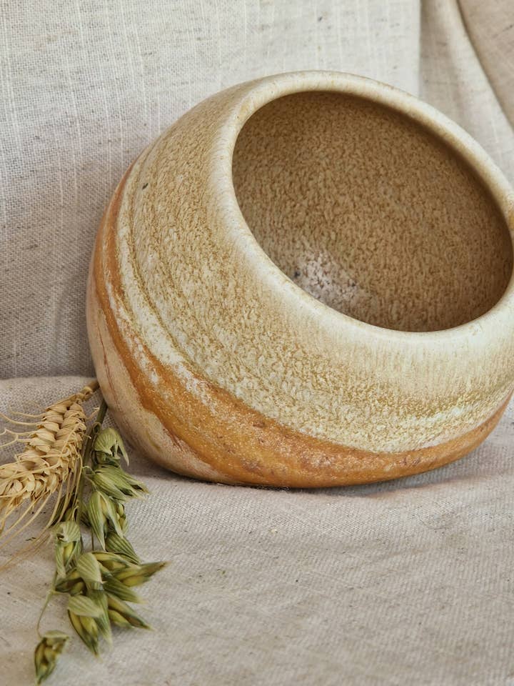 Cochon à sel en céramique fait main Dunes pour la vente par Charlotte Manser Ceramics