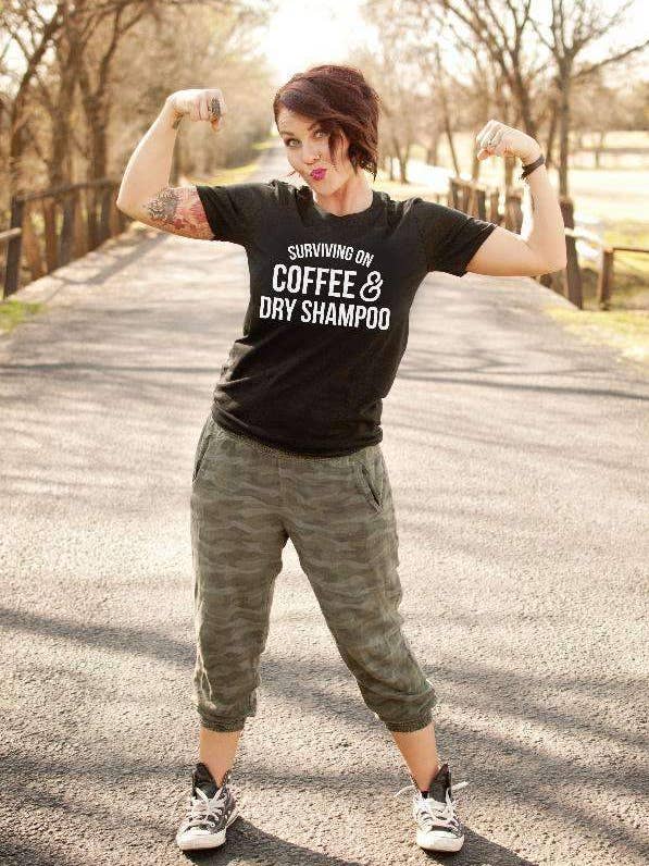 Shampoo Surviving on Coffee & Dry | Maglietta da donna | Ruby's Rubbish® per la vendita all'ingrosso da parte di Ruby’s Rubbish