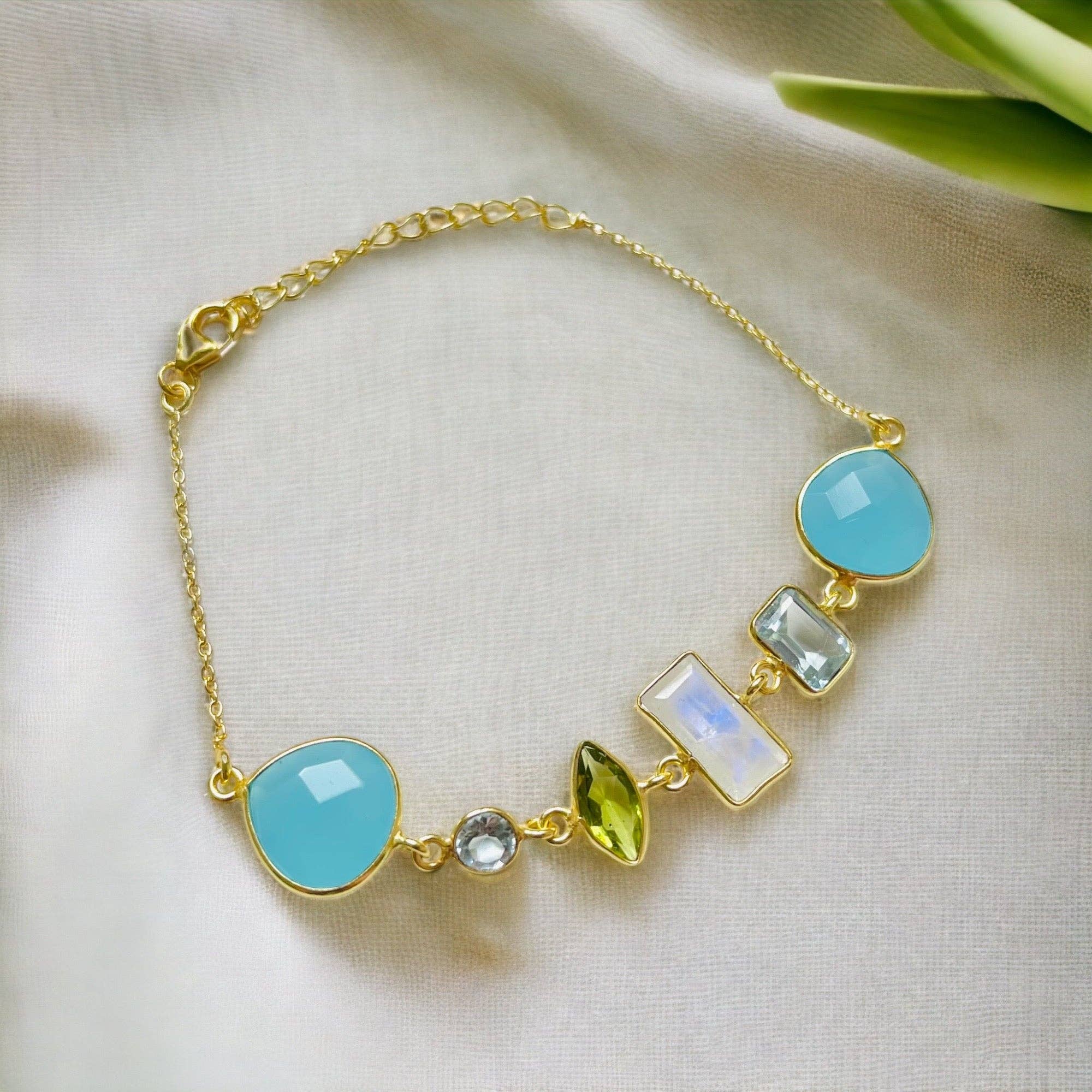 MadamLili - Vente Bracelets à breloques/pendentifs - Bracelet multi-pierres précieuses plaqué or 925 avec péridot, aigue-marine, calcédoine et pierre de lune2