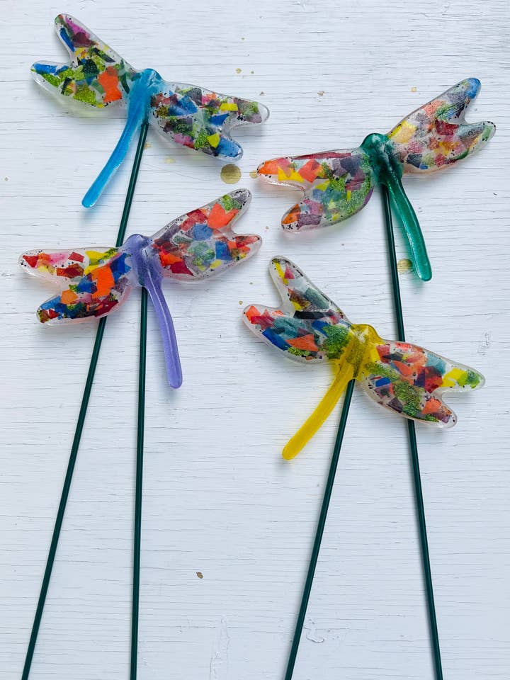 Art de jardin libellule arc-en-ciel 18" - Verre fusionné - Assortir pour la vente par Atelier Glass Studio