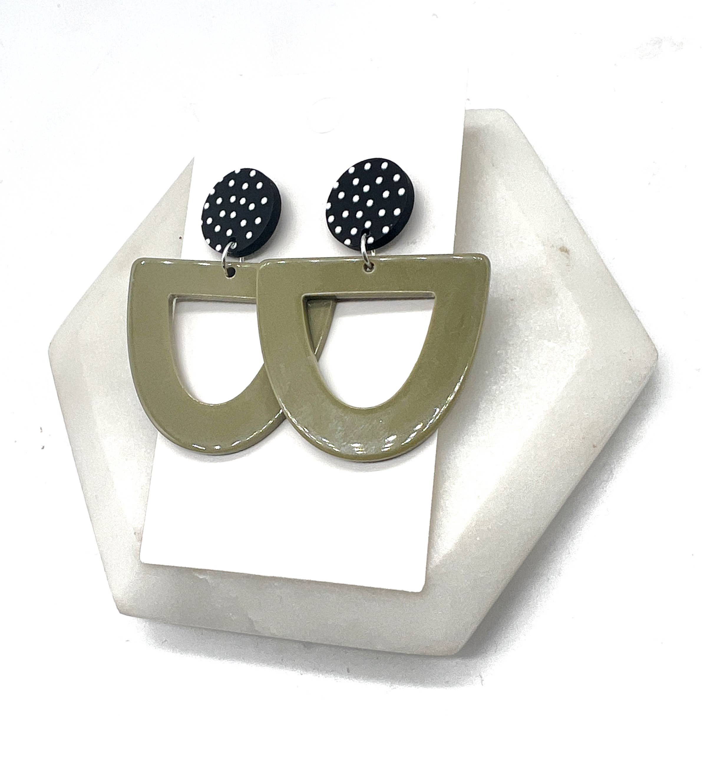 Baubles by B - Vente Boucles d'oreilles pendantes - Boucles d'oreilles en acrylique Deco à pois vert olive6