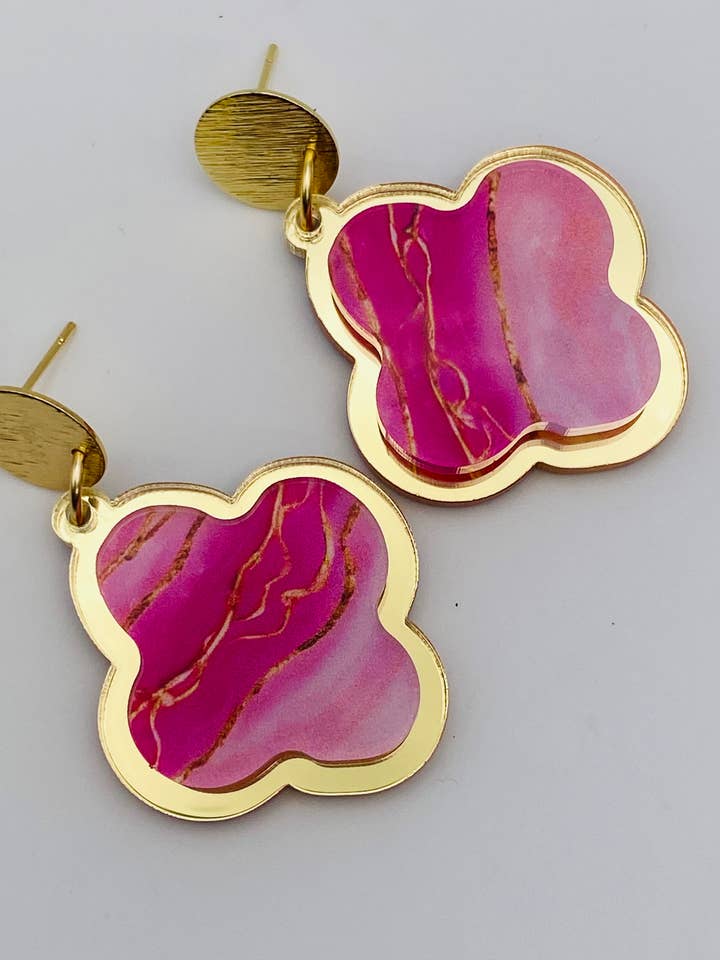 GEO BLOMMA JORDGUBBSVIRVEL OCH GULDFÄRG ÖRHÄNGEN för wholesale av Sandy Lou Designs