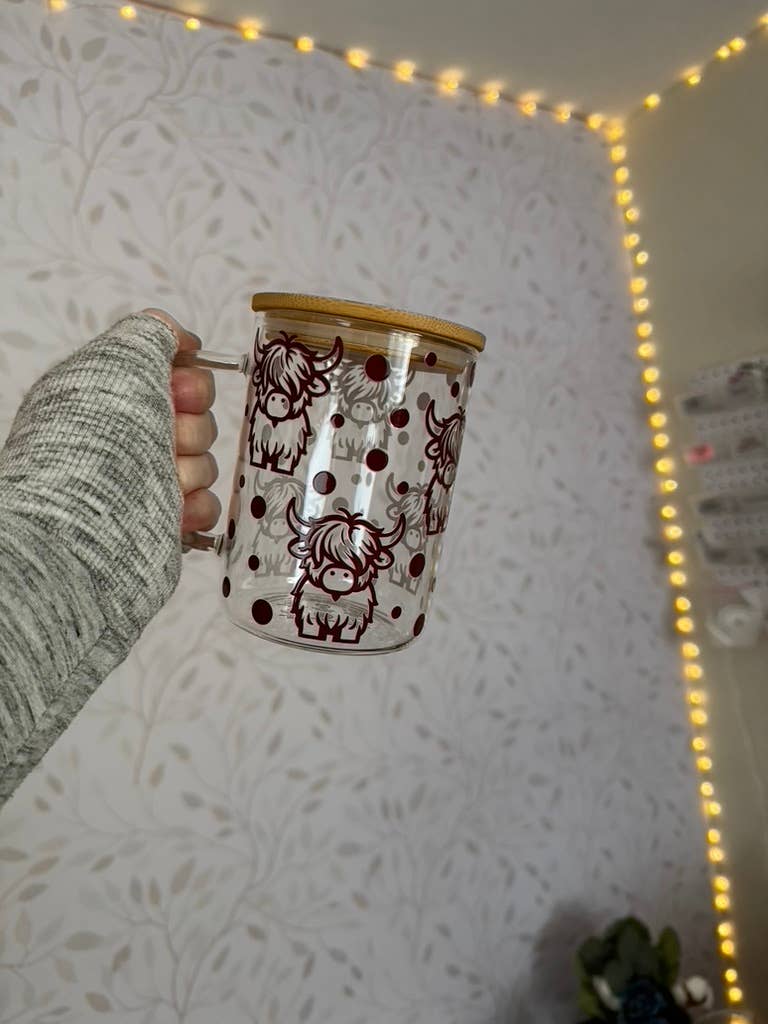 SKS Design Studio - Wholesale Geïsoleerd drinkgerei - Hooglandkoe | UVDTF | 15oz Beker met Handvat, Deksel & Rietje3