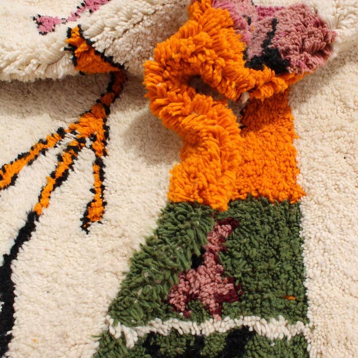 BohoVibeCraft – Großhandel Teppichvorleger – Schwarzer Zickzack-Diamantteppich aus plüschiger cremefarbener Wolle im Großhandel1