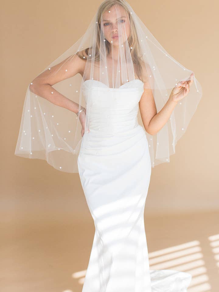 ELLERY SLÖJA MED ROUGETÄCKE & SPRIDDA PÄRLOR för wholesale av Brides & Hairpins