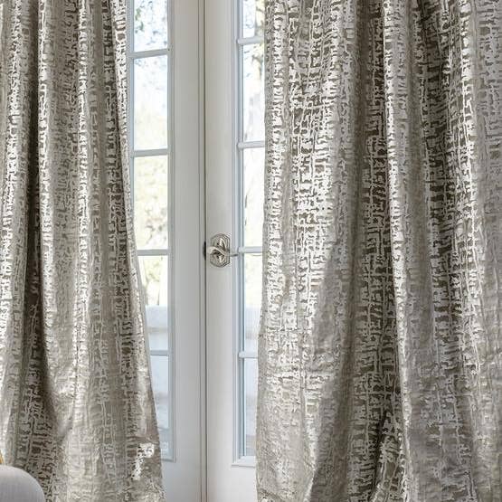 Jolie Drapery Panel Silver Sammet/Guldtryck/Uppsättning av 2 för wholesale av Lili Alessandra