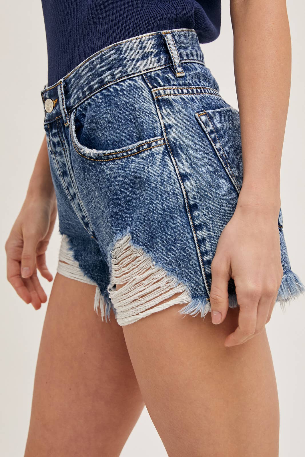 Bluivy - Vendita all'ingrosso Pantaloncini - Donna - SHORTS IN DENIM CON ORLO STRAPPATO3