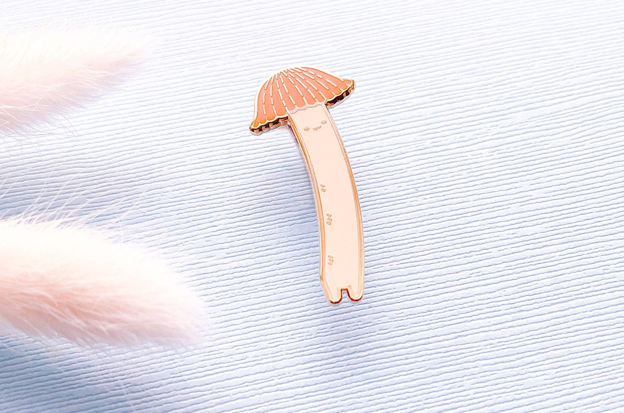 Alum and Ink – Großhandel Anstecker/Button – Chibi Orange Bonnet Mushroom (Mycena acicula), emailliert8