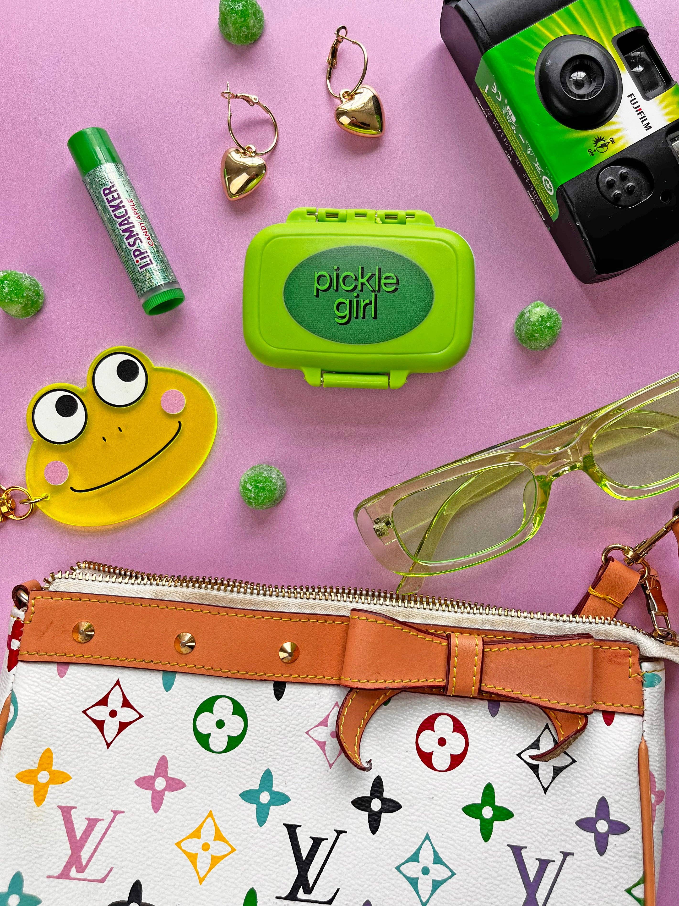 A Shop of Things - Venta al por mayor Pastillero - Pastillero Pickle Girl4