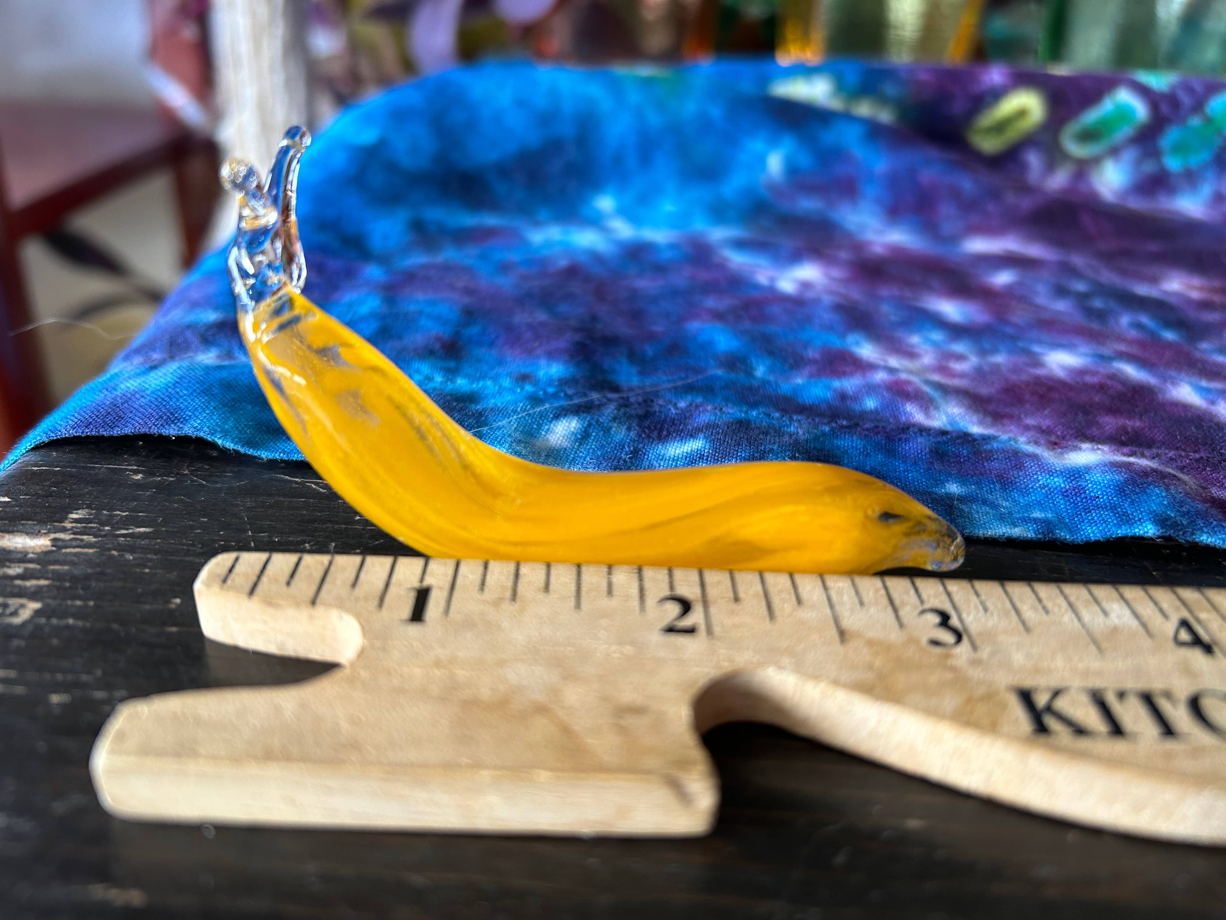 Terrapin Glass Gardens – Engroshandel Pyntefigur – Baby Banana Slug håndskulptureret af massivt glas4