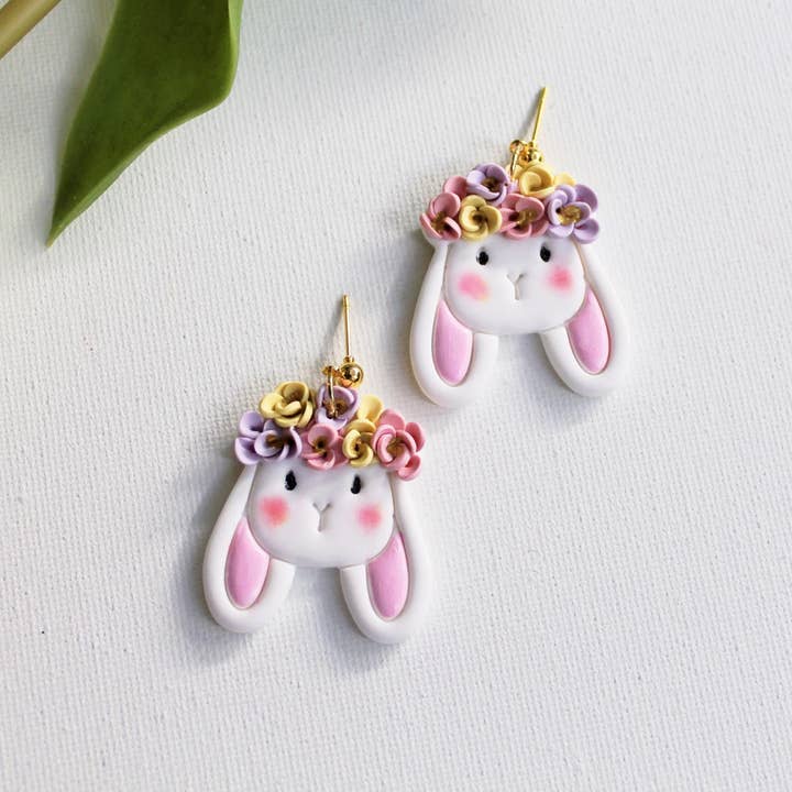 Studio Niani – Engroshandel Hængeøreringe og creoløreringe – Blomsterhare-øreringe, påskehare med blomsterkrone1