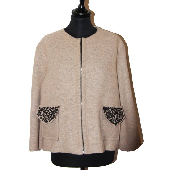 CAPO SPALLA IN CALDO LANA FATTO A MANO RICAMATO ITALIA per la vendita all'ingrosso da parte di Ana Cris Couture