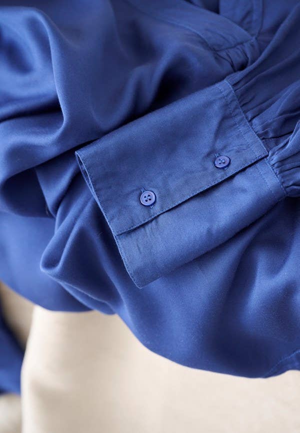 moshi moshi mind - Vente Chemise à col boutonné – femme - Chemisier léger en satin de modal bleu profond0