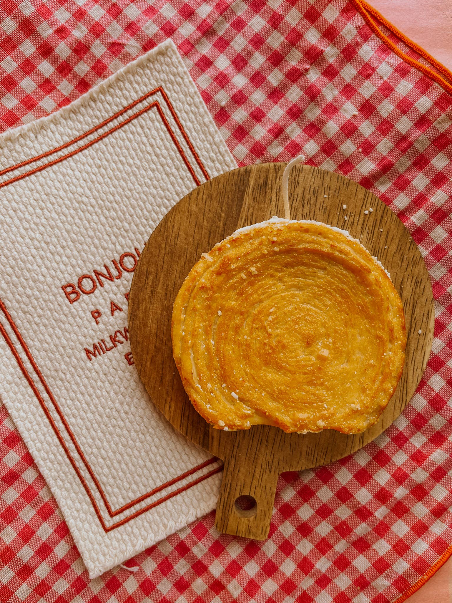 The Wednesday Co – wholesale Prydnadsljus – Mi Pancito Redondito – Rund spiralformad croissantljus0