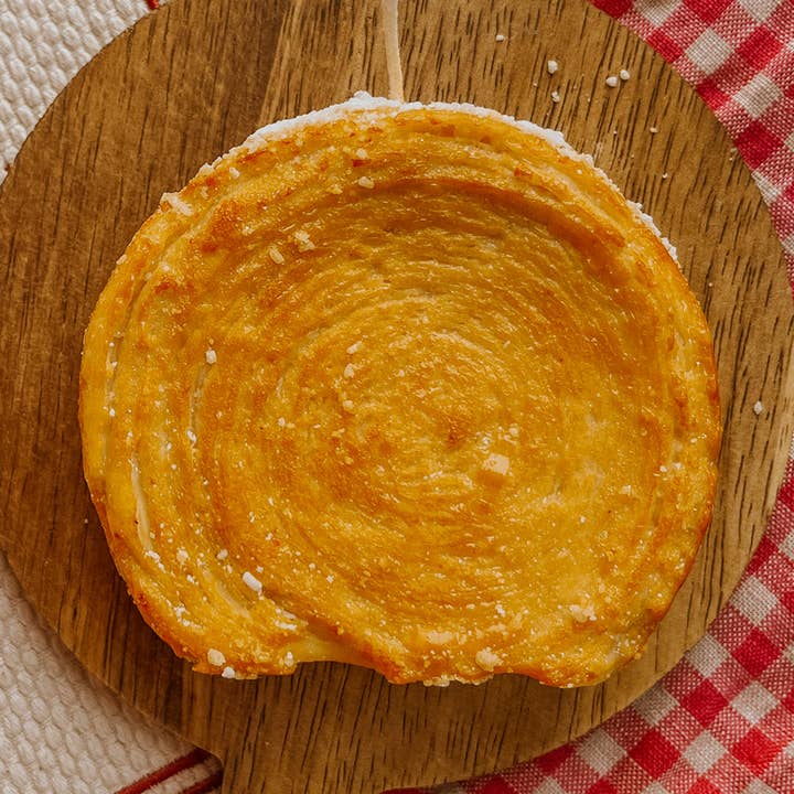 The Wednesday Co - Vendita all'ingrosso Candele regalo - Mi Pancito Redondito - Candela a spirale a forma di croissant rotondo0