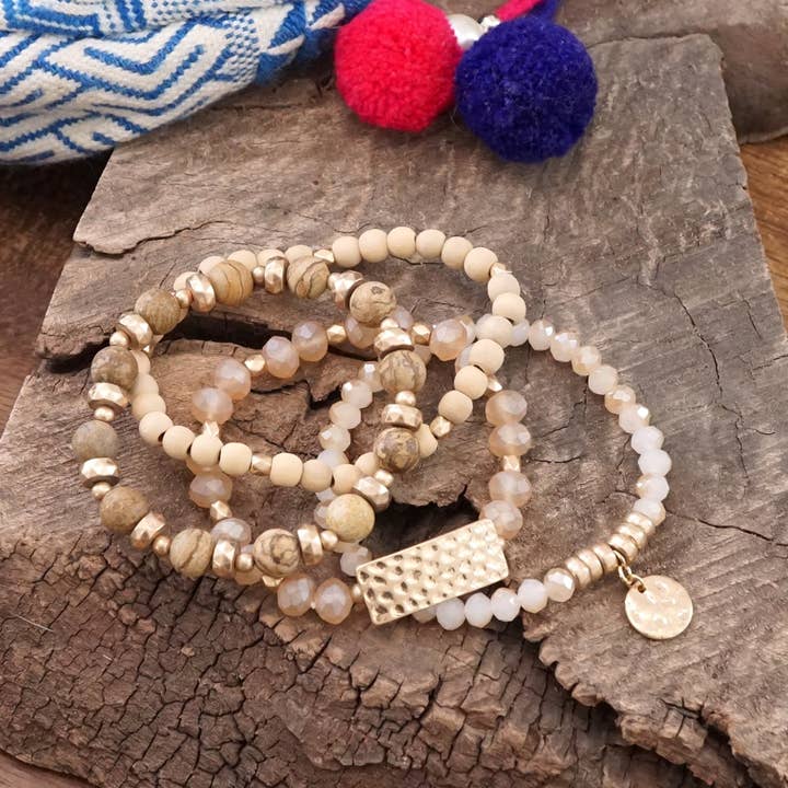 Bracelets perlés empilés de 4 pièces avec bois naturel et pierres semi-précieuses en perles de verre pièce dorée. pour la vente par PennyLine inc