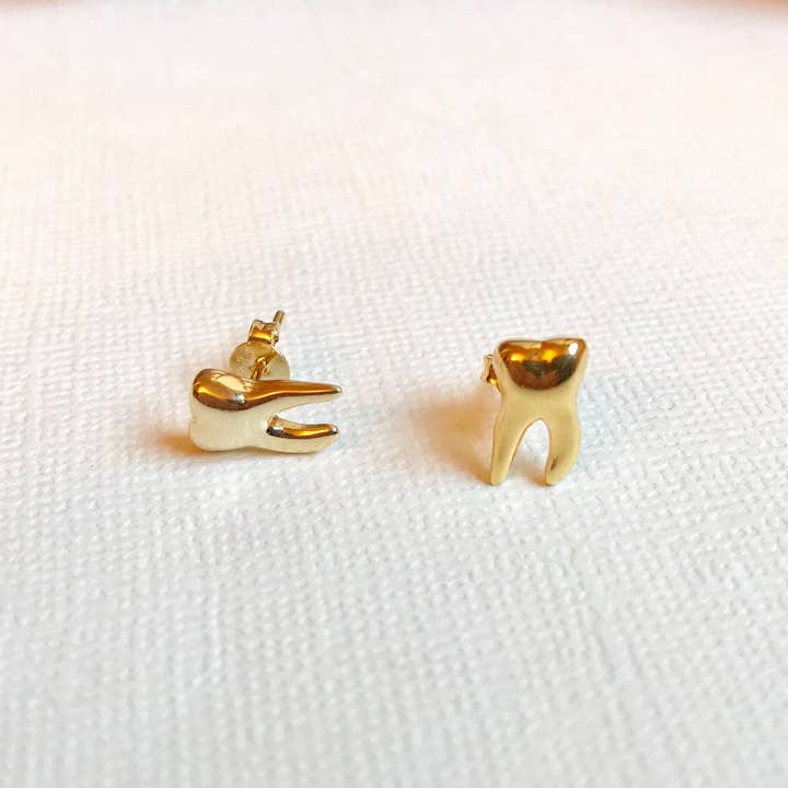 Orecchini con denti per la vendita all'ingrosso da parte di N.L. McLaughlin.