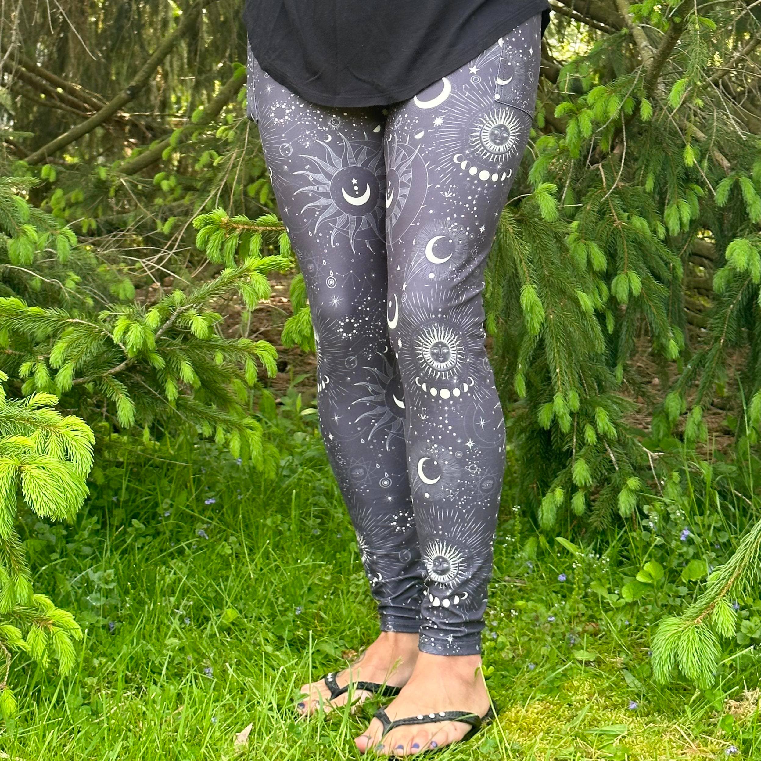 Triple Goddess Boutique - Vendita all'ingrosso Leggings - Donna - Celestial Sun & Moon Leggings, leggings da donna, tasche1