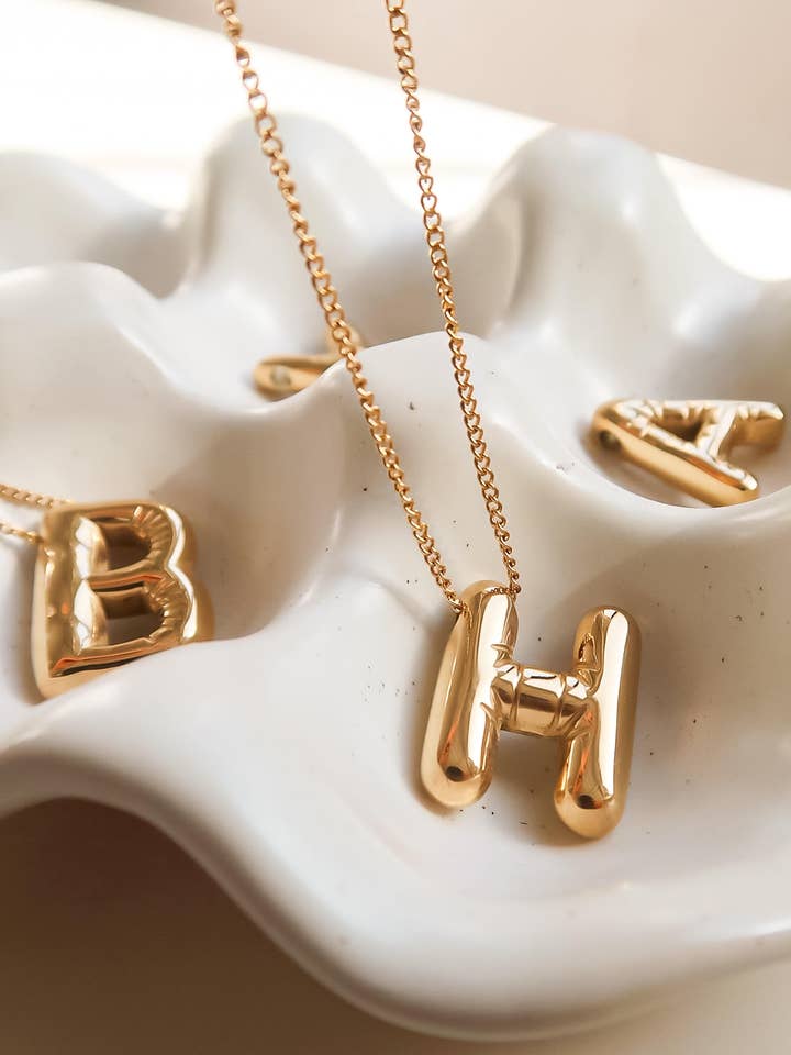 Collana con ciondolo a forma di lettera a palloncino in oro 18K resistente all'ossidazione per la vendita all'ingrosso da parte di Flânerie by MAIQ