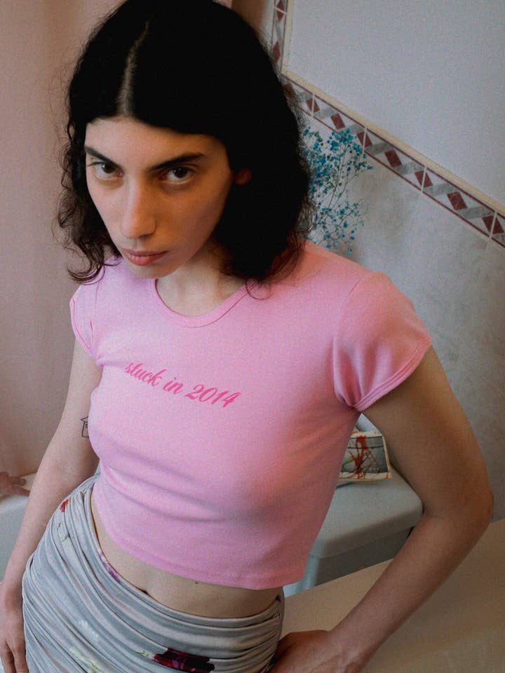 Stuck in 2014 Baby Tee for engroshandel hos So Much to Tell You