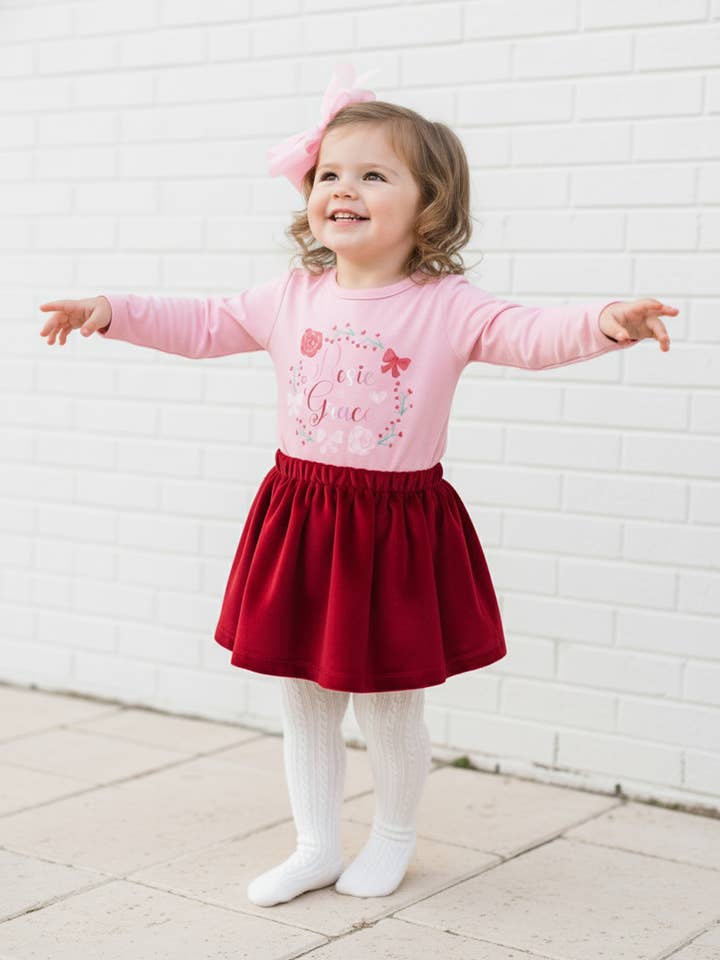 Valentinstag Kleinkind Langarmshirt — Blumenkranz mit Namen für den Großhandel von Pearly Peach