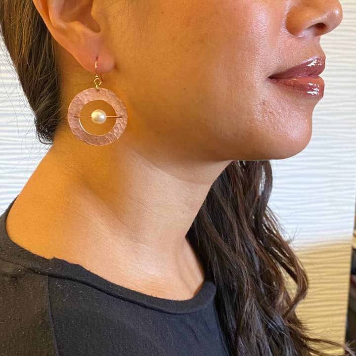 Boucles d'oreilles pendantes contemporaines AXIS SMALL avec pierre suspendue de la collection LIMINAL pour la vente par Chick Boss LLC