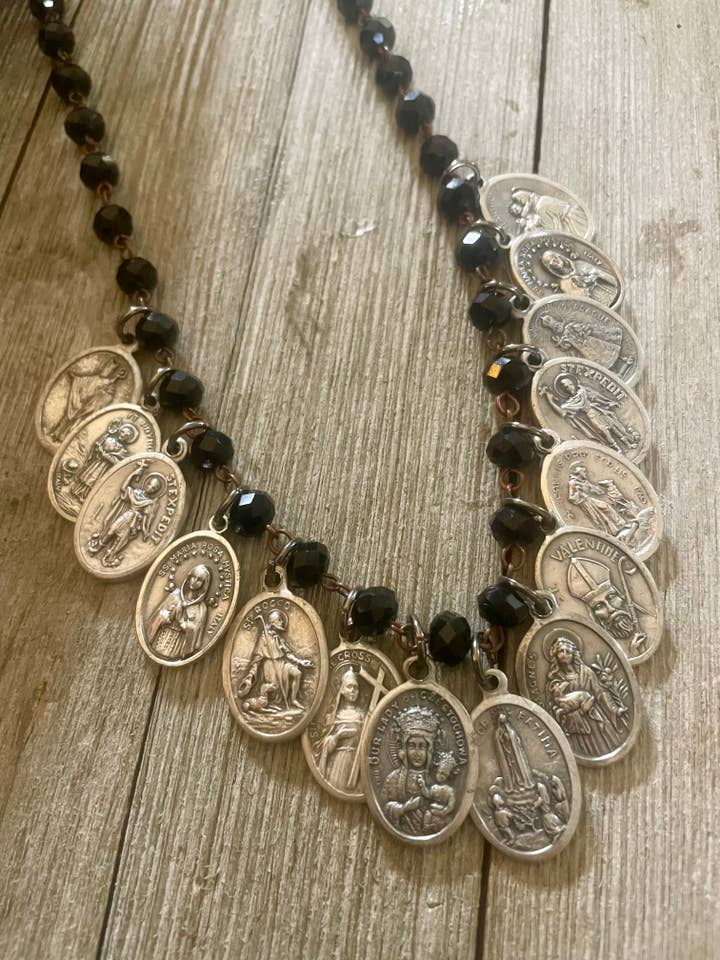 Colar com 15 Medalhas de Santos - Espiritual/Religioso/Presente por atacado de Savannah Hoffman Designs Artisan Jewelry