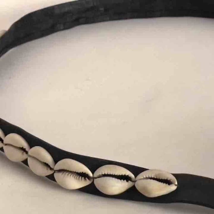 The Niger Bend – Großhandel Gürtel – Damen – Schmaler afrikanischer Krawattenverschluss aus echtem Kaurimuschelleder71