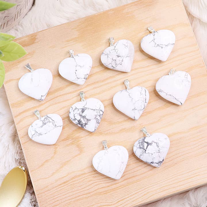Colgantes en forma de corazón de Howlite - Joyería de Howlite para venta al por mayor de Natures Artifacts Inc