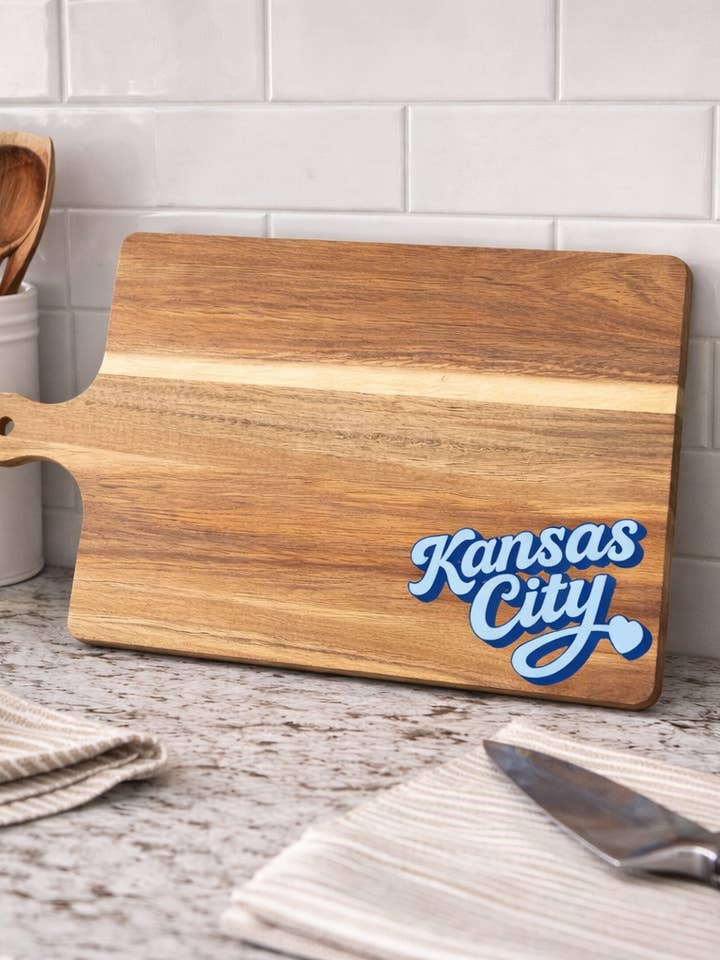 Planche à découper en acacia Kansas City Script (plusieurs couleurs) pour la vente par Designed To Flaunt