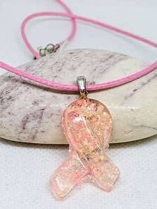 Ensemble de 2 colliers ruban rose avec souffle de bébé pour la vente par Vivian Treasury