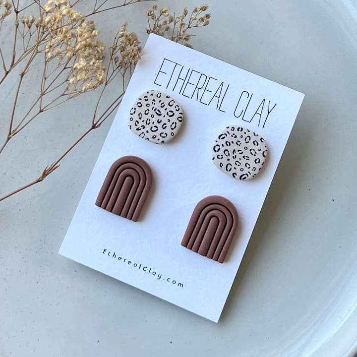 Mal l Ohrstecker mit Tiermotiv, Tonohrringe, Regenbogenbogen für den Großhandel von Ethereal Clay