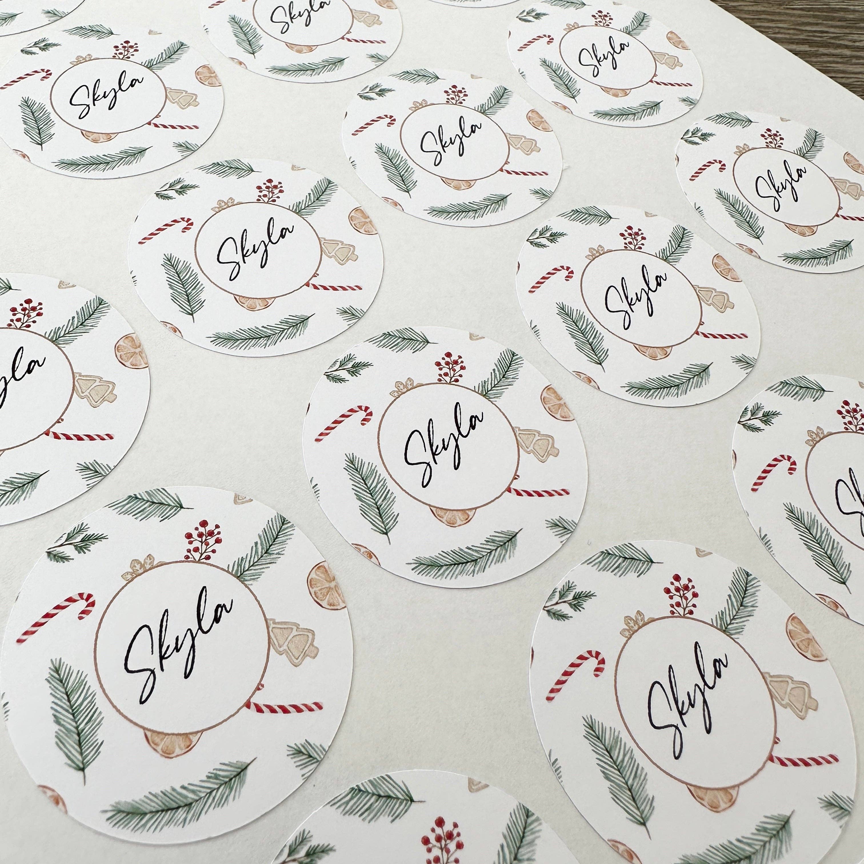 WinsterCreations™ - Venta al por mayor Etiquetas de regalos - Hoja de 24 pegatinas personalizadas con nombre de bastón de caramelo neutro para regalos de Navidad, etiquetas de regalo, pegatinas navideñas1