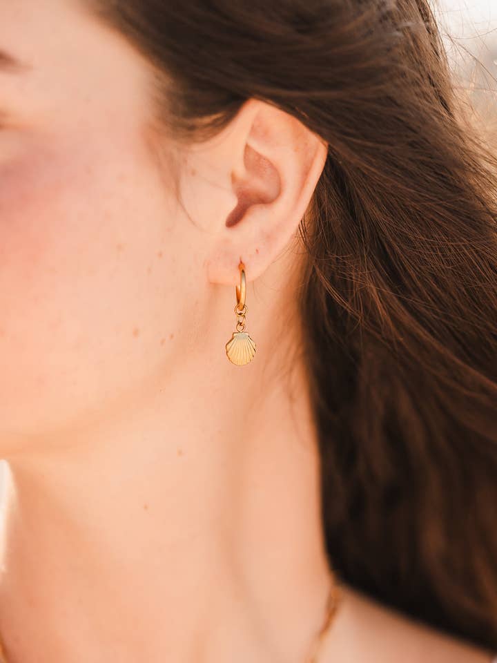 Kelly | Vandtætte Shell Huggie Hoop Øreringe for engroshandel hos Always Augustine