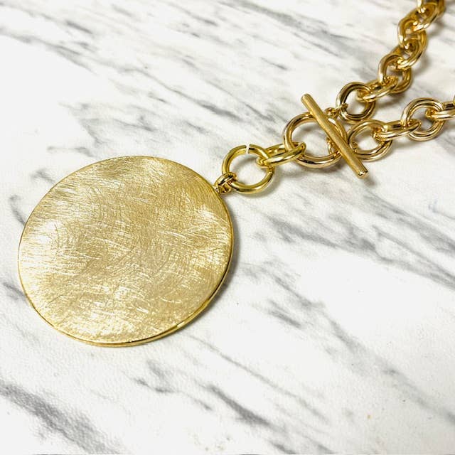 Anita K By Blushing Pink – Großhandel Kette mit Anhänger/Charm – Anhänger-Halskette mit gebürstetem Messing-Kreis und Knebelverschluss2