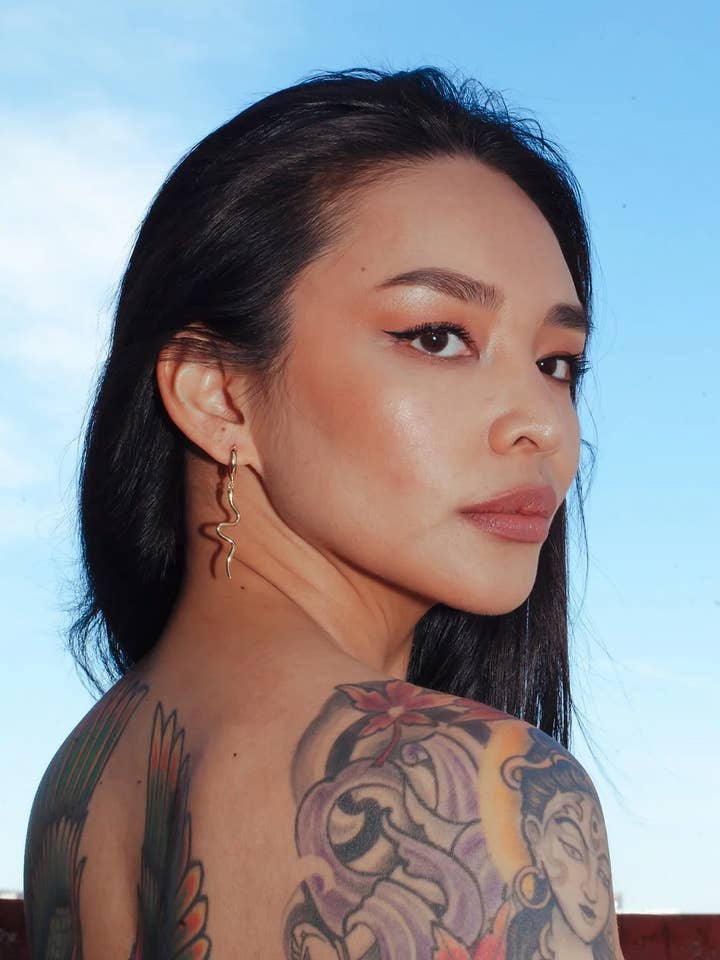 Boucles d’oreilles MEDUSA avec pendentifs serpent pour la vente par enigma of eden