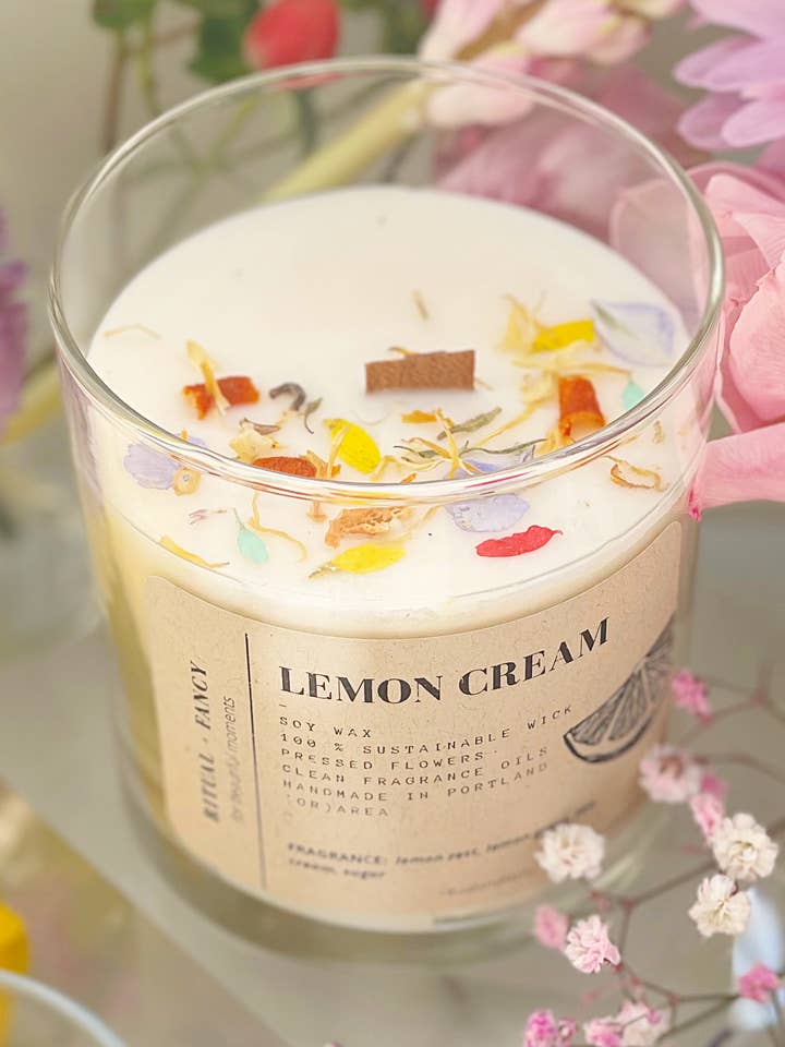 CITRONKRÄM | Sojavaxljus | Träveke | Torkade blommor för wholesale av Ritual + Fancy