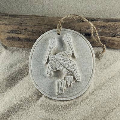 Pelikaner sitter på pålar Sandprydnad för wholesale av The Sand Store by Creative Artworks, Inc.