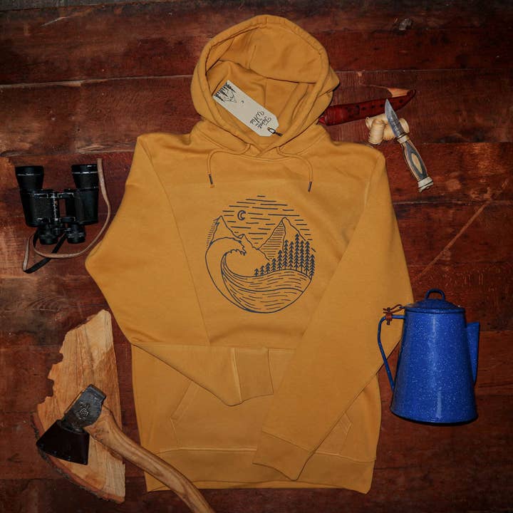 Hoodie "Waves, Woods & Mountains" Ochre for engroshandel hos Ticket To The Wild
