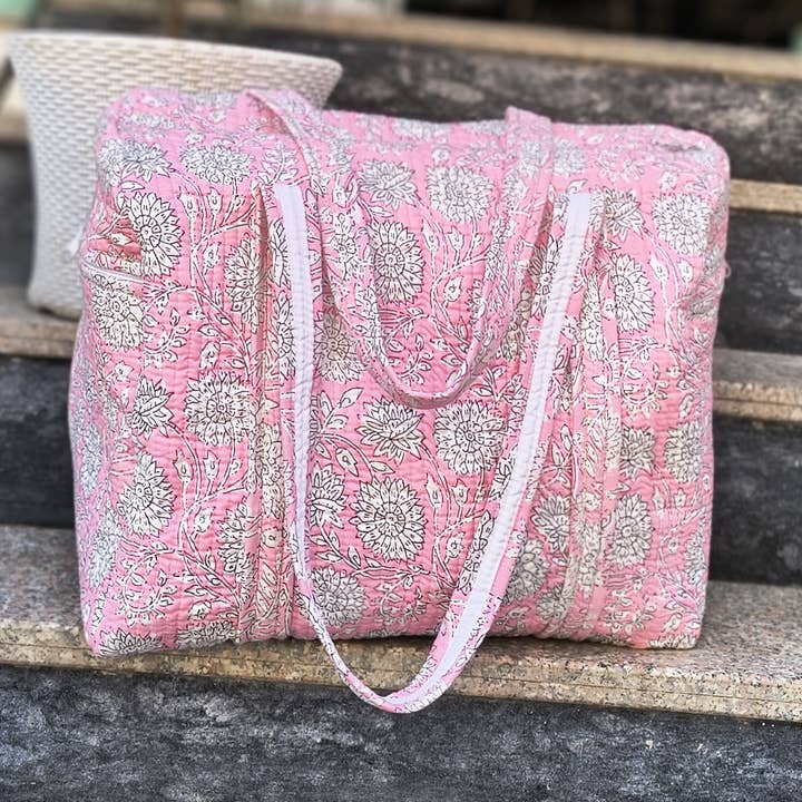 Gewatteerde Weekend Reistas - Roze Bloemenprint Cadeautas voor wholesale door The Indian Bazaar